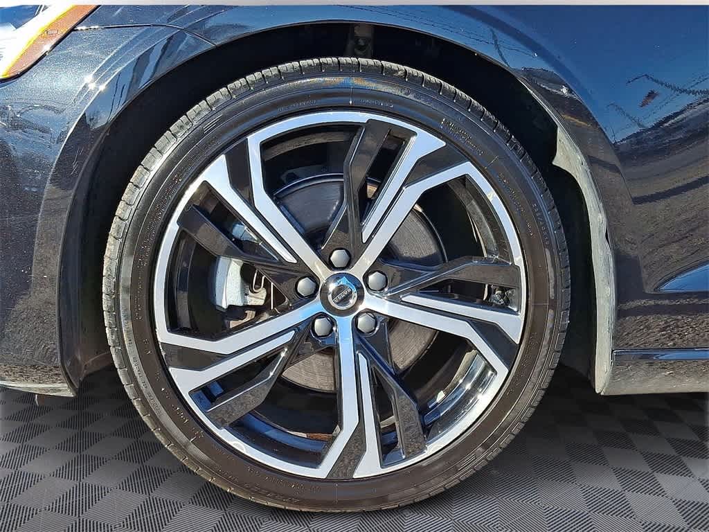 2024 Volvo S60 Core Dark Theme