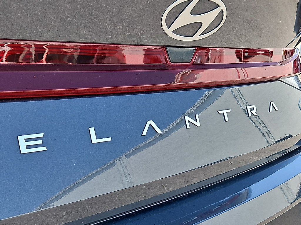 2024 Hyundai ELANTRA SE