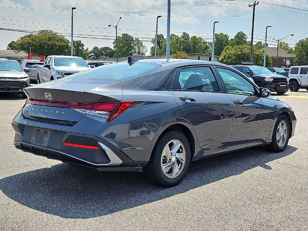 2024 Hyundai ELANTRA SE