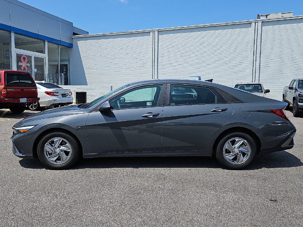 2024 Hyundai ELANTRA SE