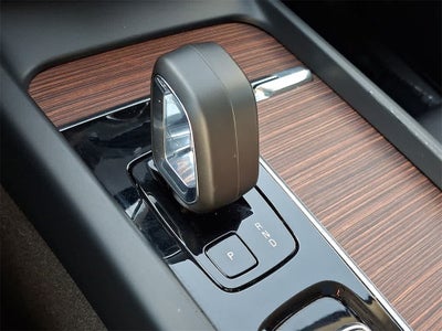 2024 Volvo XC60 Plus Dark Theme